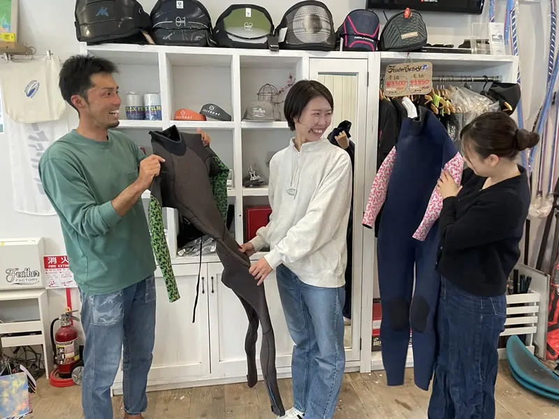 ウインドウエットスーツにお着換え