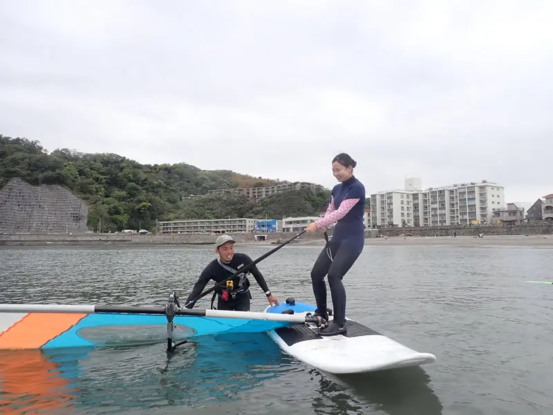 ウインドサーフィンセイルアップ