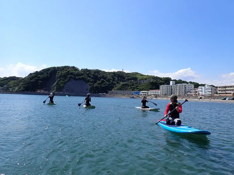 サップボードに座ってパドル開始