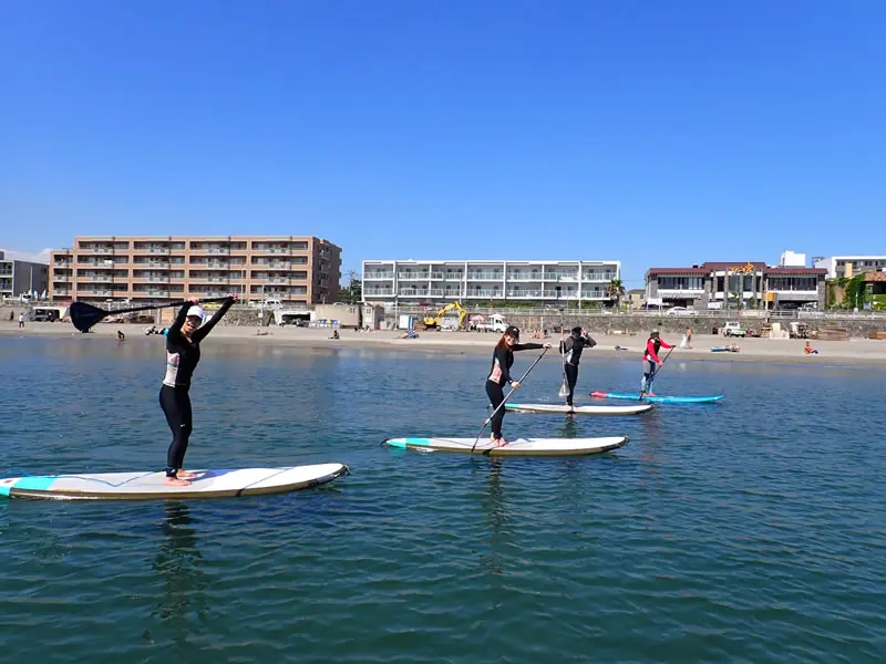 ボードに慣れてきたら立って漕ぎます