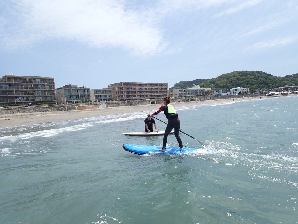 ウネリに合わせてサップサーフィンを楽しむ