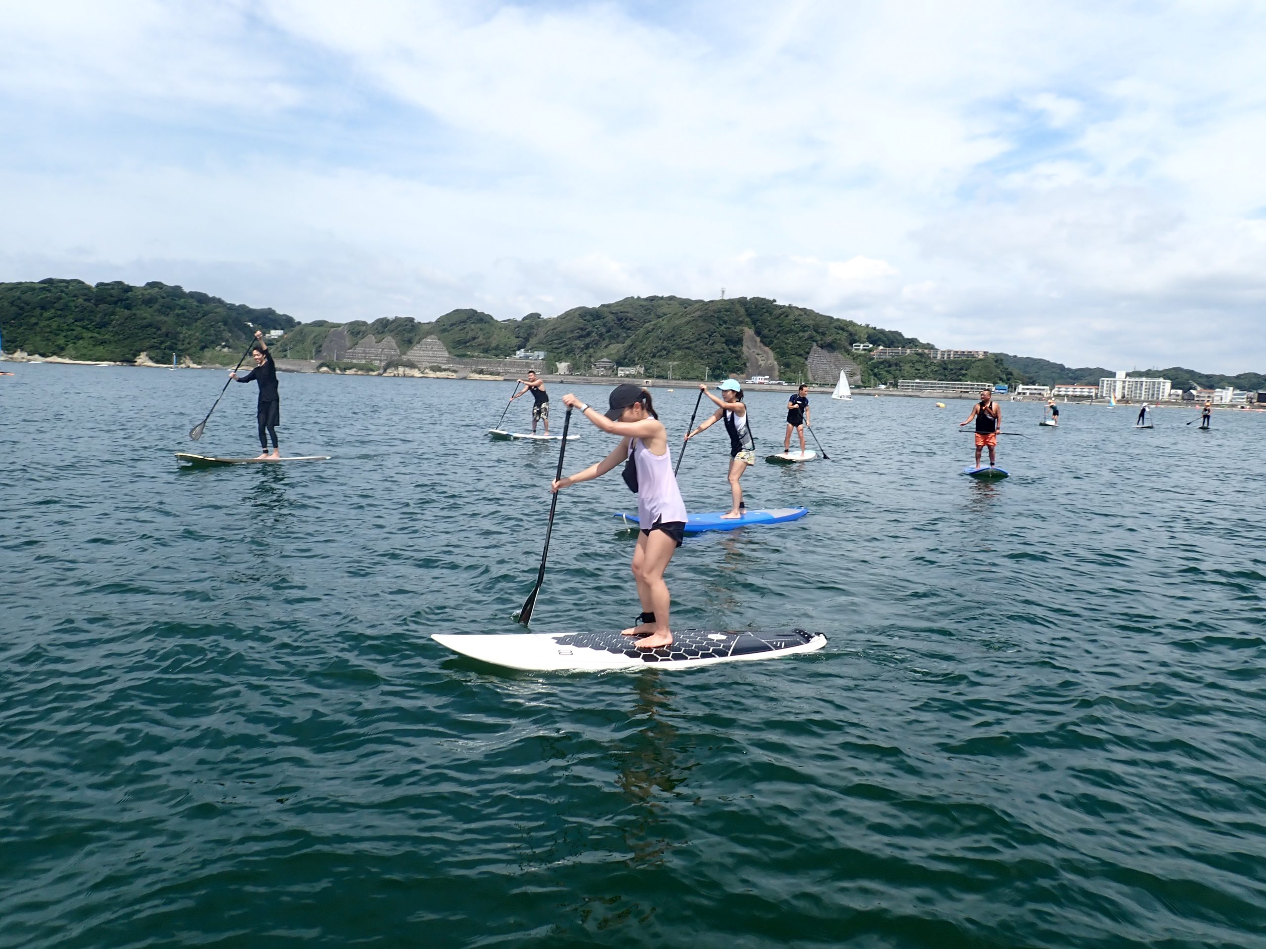 オンショアでも笑顔満開！ウネウネ海面で真夏のSUP体験！