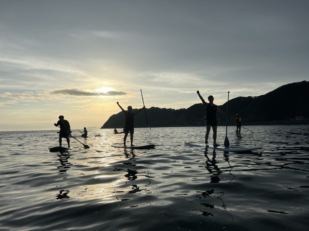 逗子湾夕方サップスクールの風景