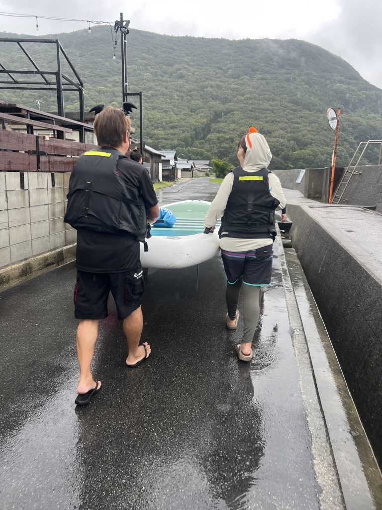 最終日のSUPは、巨大なボードに全員で乗り込む「BIG SUP」に挑戦!