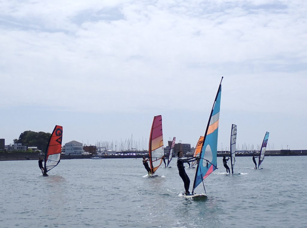 逗子海岸は、多くのウインドサーファーがいらっしゃいます