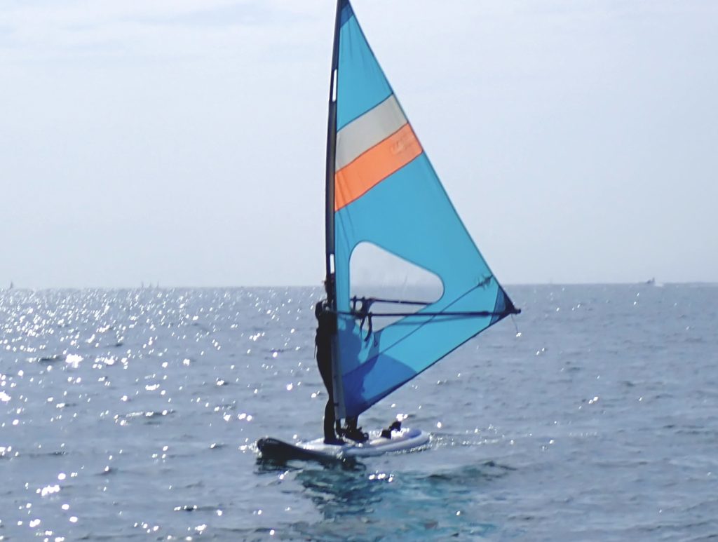 気持ちよく沖でセイリング、ウインドサーフィン、逗子海岸