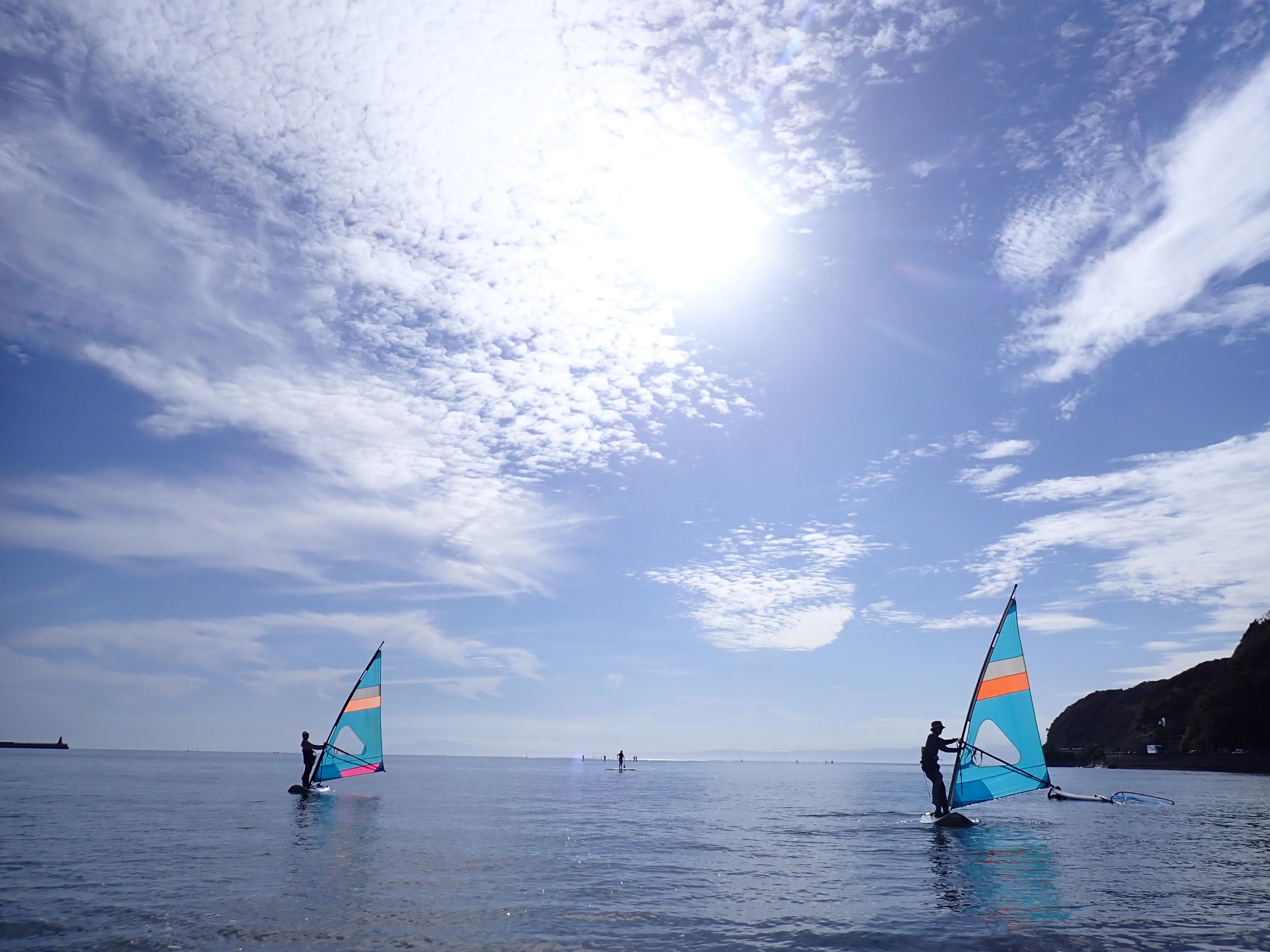 逗子海岸でのウインドサーフィン体験スクールの模様