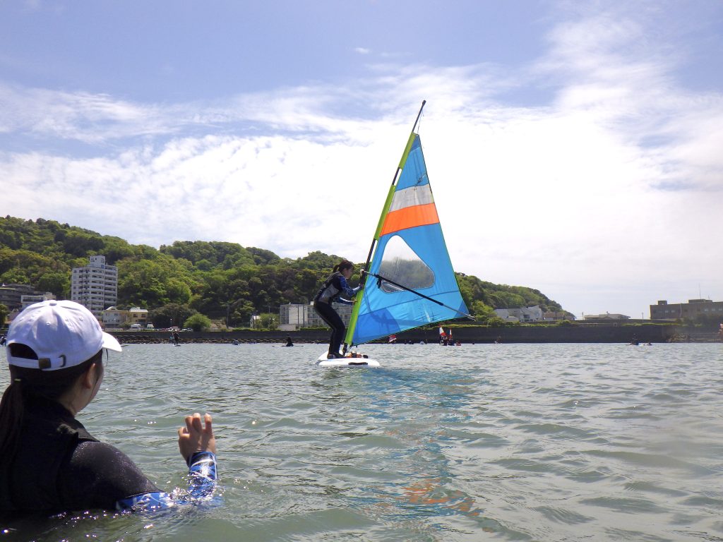 逗子海岸、お友達を見守りながらウインドサーフィンを楽しみました