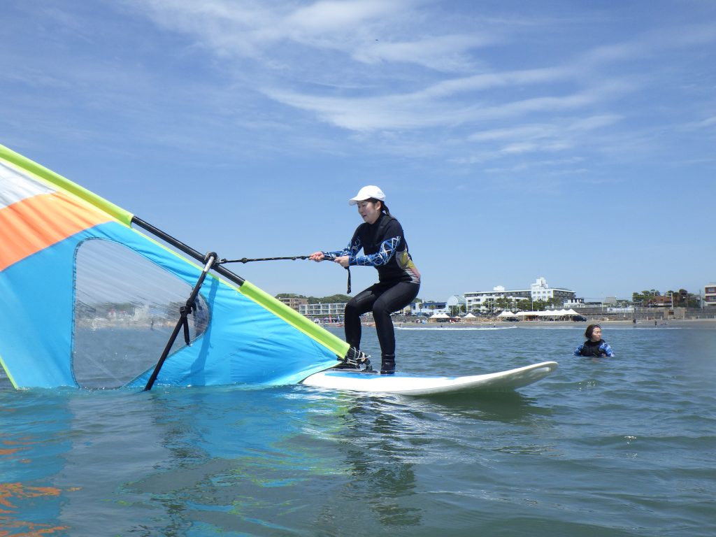 逗子海岸　ウインドサーフィンのセイルアップ
