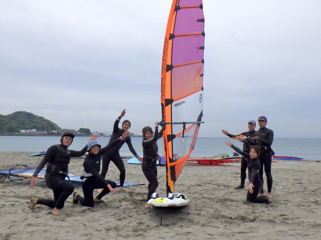 逗子海岸でウインドサーフィンのセイル卸し