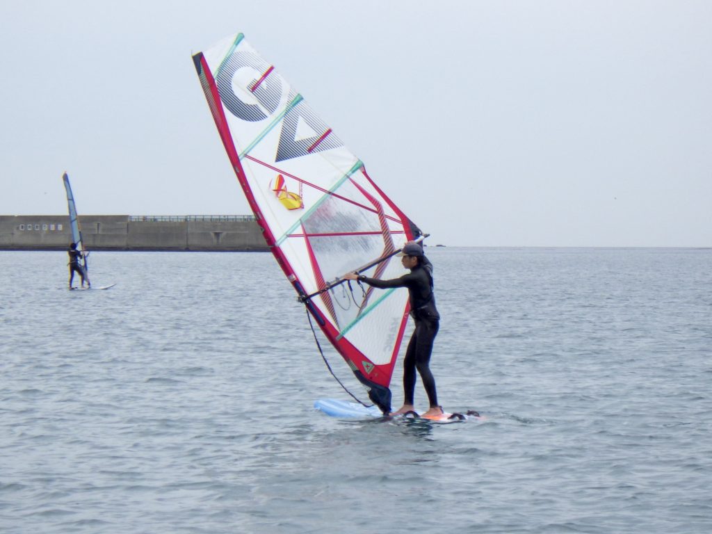 逗子海岸、ウインドサーフィン、ダッキング
