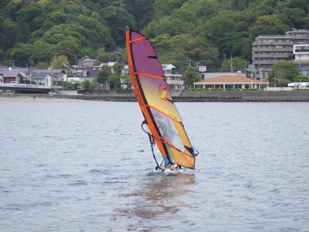 逗子海岸、ウインドサーフィン、リーウォード、裏風セイリング