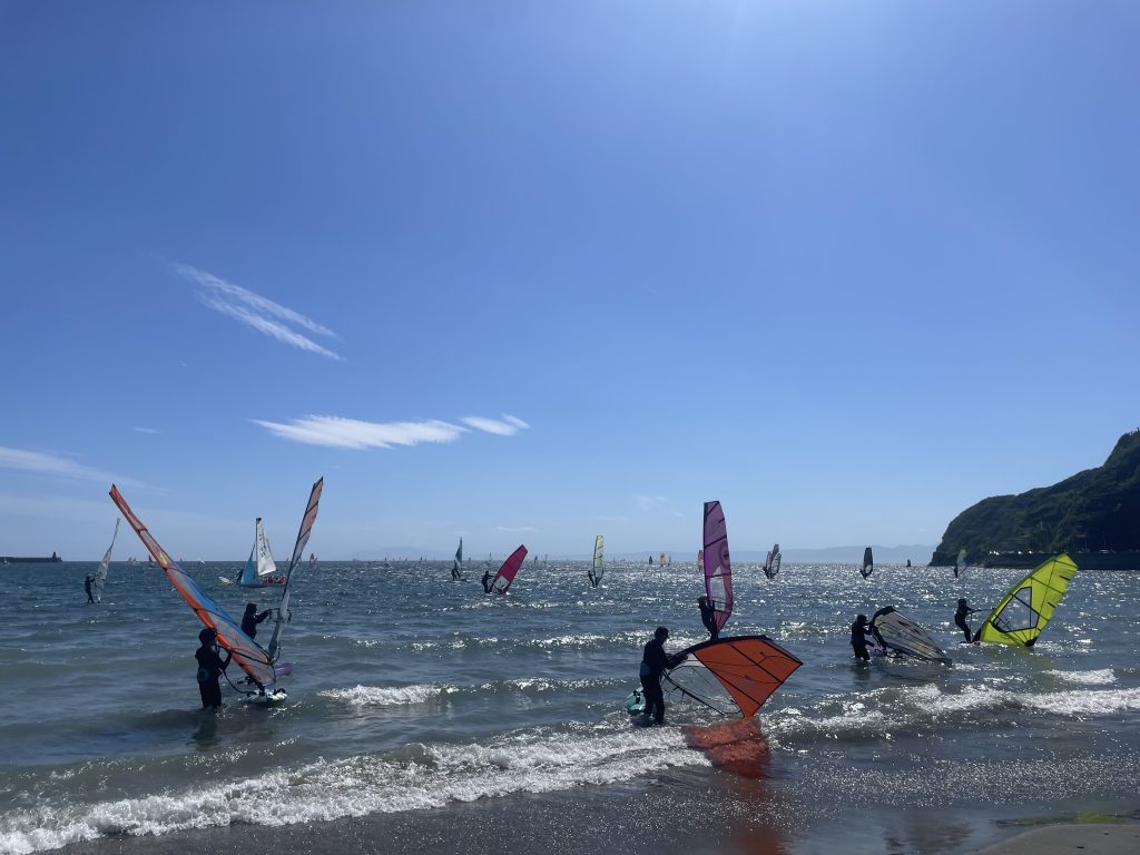 逗子海岸はウインドサーフィンで盛り上がってます