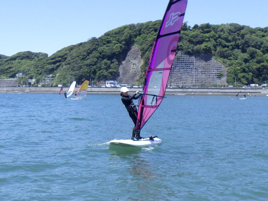 慣れないセイルの海に出る